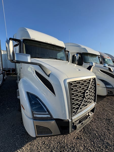 2023 VOLVO VNL760