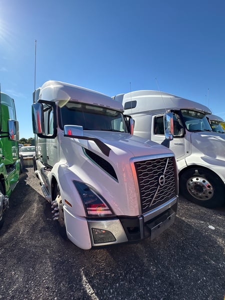 2023 VOLVO VNL760
