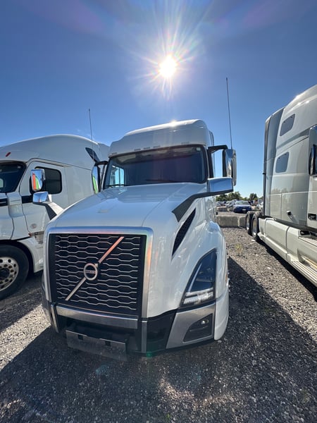 2023 VOLVO VNL760
