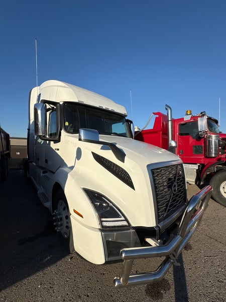 2024 VOLVO VNL760