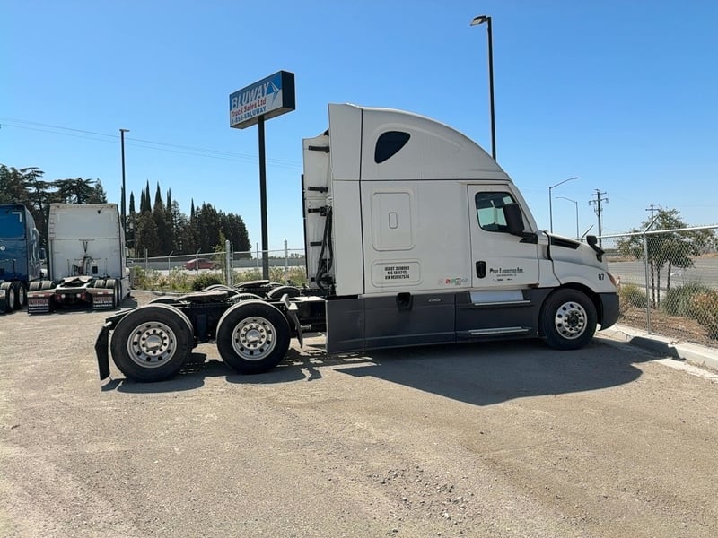 2021 FREIGHTLINER CASCADIA